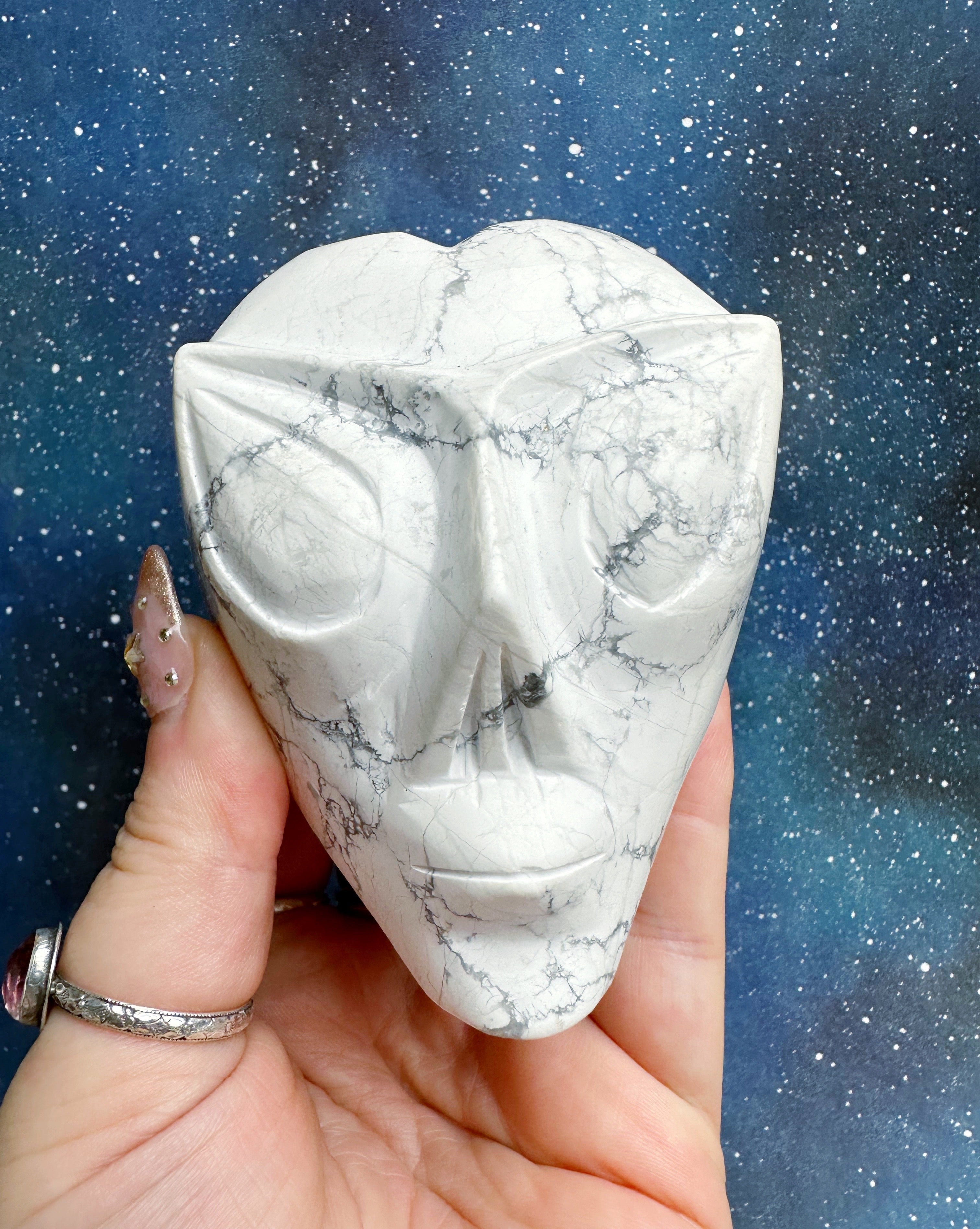 Howlite Alien