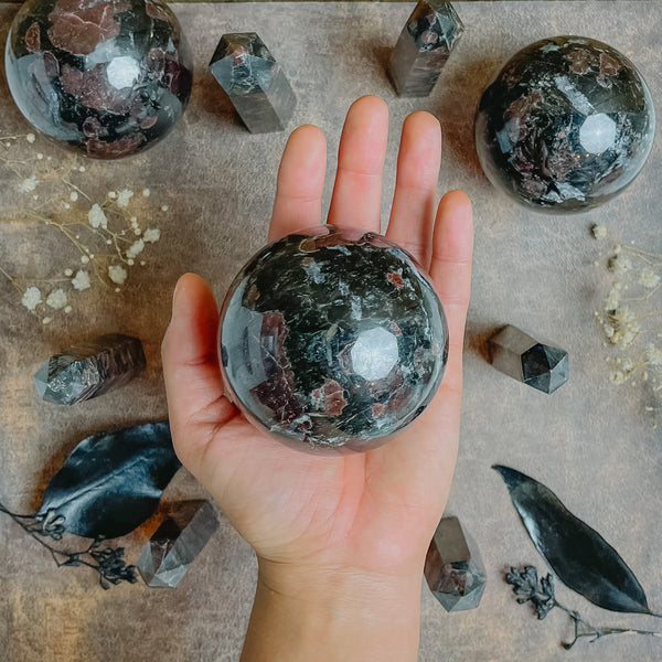Arfvedsonite with Garnet Spheres